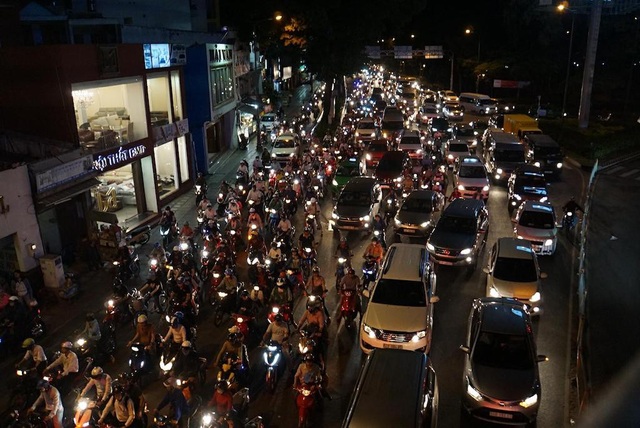 Hàng nghìn người “chôn chân” trước sân bay Tân Sơn Nhất do kẹt xe - 2 Cửa ngõ sân bay kẹt cứng tối 23/4