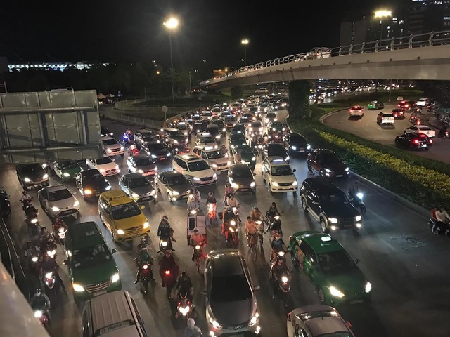 Hàng nghìn người “chôn chân” trước sân bay Tân Sơn Nhất do kẹt xe - 1 Hàng nghìn người “chôn chân” trước sân bay Tân Sơn Nhất do kẹt xe - 1