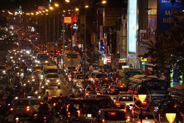Hàng nghìn người “chôn chân” trước sân bay Tân Sơn Nhất do kẹt xe - 8 Các tuyến đường quanh sân bay chật kín phương tiện
