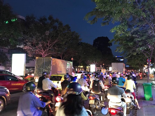 Hàng nghìn người “chôn chân” trước sân bay Tân Sơn Nhất do kẹt xe - 5 Một số tuyến đường ra vào sân bay kẹt xe kéo dài