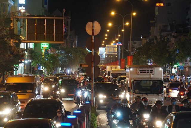 Hàng nghìn người “chôn chân” trước sân bay Tân Sơn Nhất do kẹt xe - 4 Hàng nghìn người “chôn chân” trước sân bay Tân Sơn Nhất do kẹt xe - 4