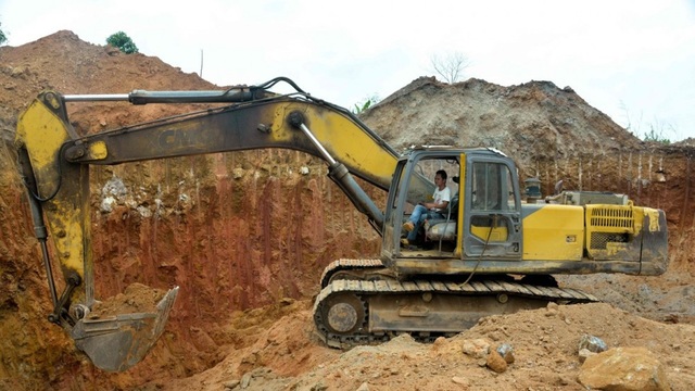 Cameroon hỗn loạn vì người Trung Quốc đổ xô tới đào vàng - 1
Một công nhân Trung Quốc lái máy xúc trong khu vực khai thác vàng ở Cameroon (Ảnh: AFP)