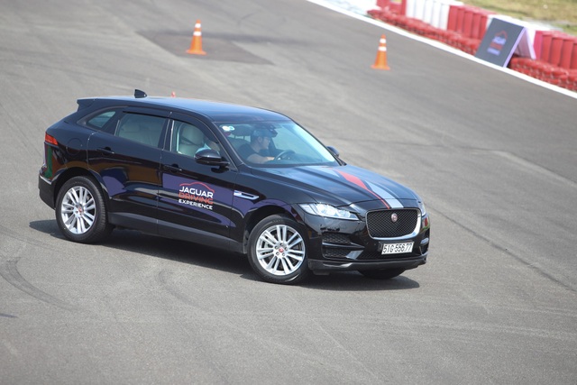 Trải nghiệm nghệ thuật của hiệu suất cùng Jaguar Driving Experience - 3
Jaguar F-Pace gây ấn tượng khi là mẫu SUV đa năng nhưng mang trái tim động cơ thể thao với tiếng pô báo gầm dũng mãnh.