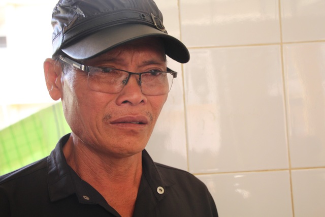 Xót xa cảnh con trai mất, bố mẹ nghèo nguy kịch vì tai nạn giao thông kinh hoàng - 3 Ông Hành khóc nấc vì thương gia đình con gái mình gặp đại nạn