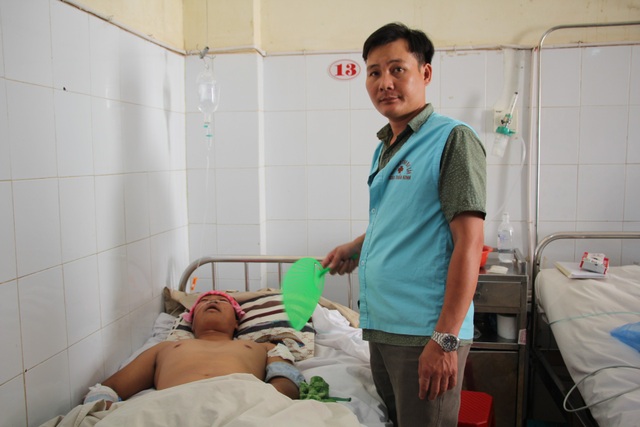 Xót xa cảnh con trai mất, bố mẹ nghèo nguy kịch vì tai nạn giao thông kinh hoàng - 4 Anh Việt dù là hàng xóm nhưng tình nguyện túc trực, chăm sóc cho anh Quyết