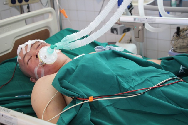 Xót xa cảnh con trai mất, bố mẹ nghèo nguy kịch vì tai nạn giao thông kinh hoàng - 6 Chị Thu vừa mới được mổ sọ não đang điều trị ở phòng cách ly