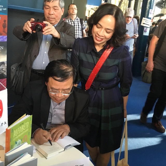 Thơ Trương Đăng Dung chinh phục bạn đọc tại hội chợ sách quốc tế Budapest 2018 - 2 Nhà thơ Trương Đăng Dung ký tặng các độc giả.