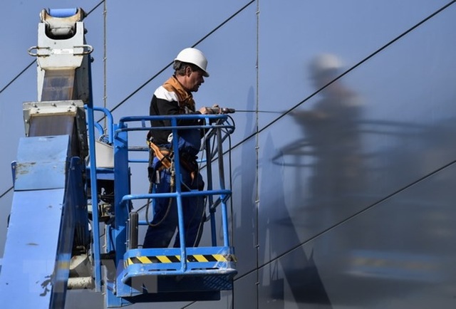 Mức lương tại Đức tăng gấp 2,7 lần so với các nước Eurozone - 1 Công nhân làm việc tại Berlin, Đức. (Nguồn: AFP/TTXVN)