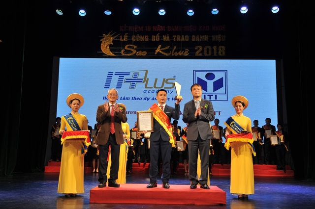 ITPlus Academy lần thứ hai đoạt giải Sao Khuê! - 1
Ông Hoàng Văn Thắng - Giám Đốc ITPlus Academy nhận Danh hiệu Sao Khuê 2018.