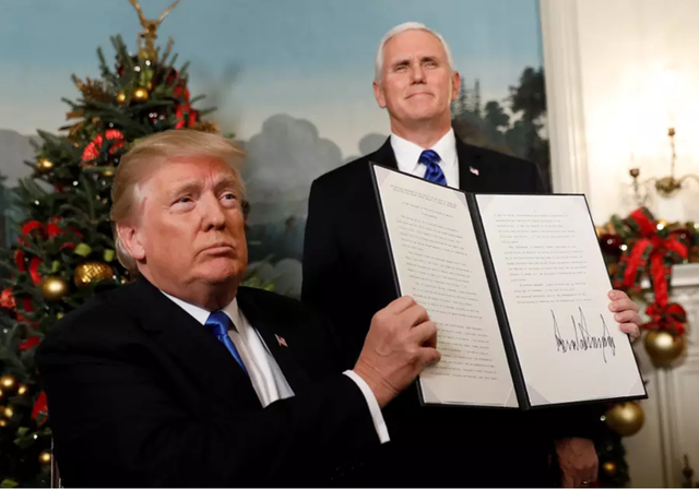 Mỹ khánh thành đại sứ quán ở Jerusalem vào tháng 5 - 2
Tổng thống Mỹ Donald Trump (ngồi) giơ cao bản tuyên bố rằng Mỹ công nhận Jerusalem là thủ đô Israel và sẽ di chuyển đại sứ quán đến đây, tại Nhà Trắng ngày 6-12-2017, đứng bên cạnh là Phó Tổng thống Mỹ Mike Pence. Ảnh: REUTERS