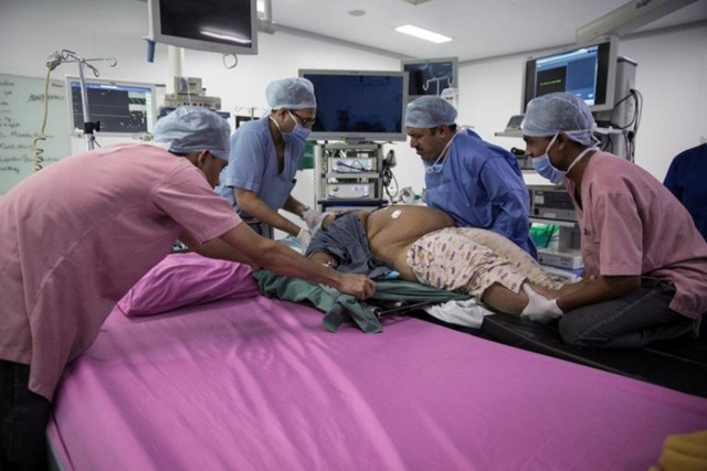 Giải cứu cặp chị em không thở nổi vì béo - 6 Cuộc phẫu thuật của hai em được tiến sĩ, bác sĩ Narwaria tài trợ miễn phí