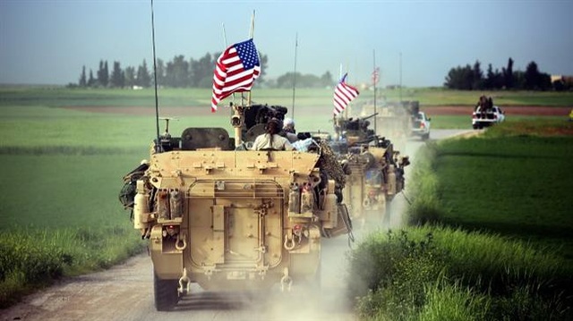 Tổng thống Thổ Nhĩ Kỳ: Mỹ đưa 5.000 xe tải chở vũ khí tới Syria - 1 Các lực lượng Mỹ với sự hộ tống của các tay súng YPG đưa xe bọc thép tới làng Darbasiya tại Syria hồi tháng 4/2017 (Ảnh: AFP)