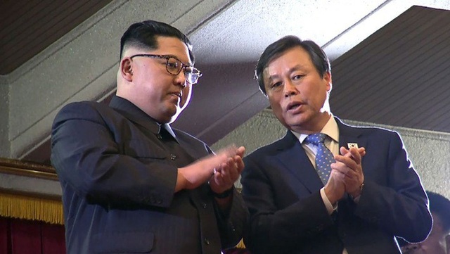 Vì sao ông Kim Jong-un bất ngờ xuống thang căng thẳng? - 1
Nhà lãnh đạo Triều Tiên Kim Jong-un (trái) vỗ tay trong buổi biểu diễn của các nghệ sỹ K-pop ở Bình Nhưỡng ngày 1/4. (Ảnh: Getty)