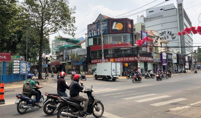 Giao lộ Võ Văn Ngân - Bác Ái, phường Bình Thọ, quận Thủ Đức, nơi nhóm đối tượng dàn cảnh trộm tiền nạn nhân.