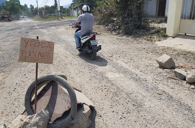 Rót hơn 300 tỷ làm lại con đường khốn khổ bị người dân chặn xe vì bụi - 1 Tuyến tỉnh lộ 3 (xã Phước Đồng, TP Nha Trang) mù mịt khói bụi vì hàng trăm lượt xe ben, xe tải chạy mỗi ngày