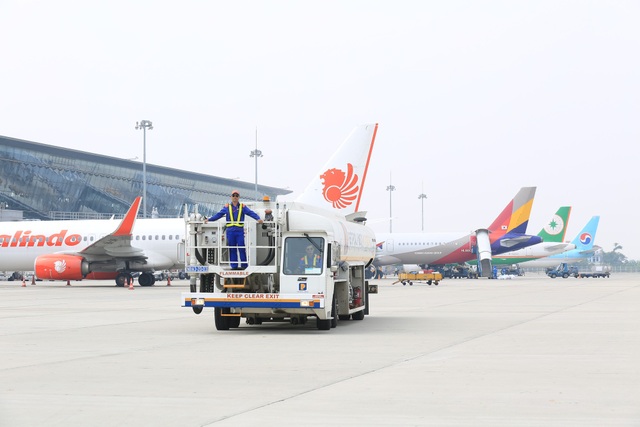 
Xe tra nạp nhiên liệu của Petrolimex Aviation hoạt động tra nạp tại Cảng hàng không quốc tế Nội Bài.
