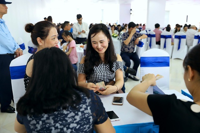 Hơn 300 khách hàng tham dự lễ tri ân khách hàng New Life Tower - 4
Nhiều khách hàng đã đặt mua ngay lập tức nhiều căn hometel dự án và được tặng ngay chuyến du lịch Thái Lan dành cho 2 người trị giá 15 triệu đồng.