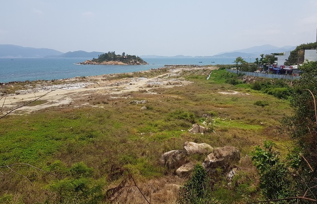 Bác đơn khiếu nại của chủ đầu tư dự án lấp Vịnh Nha Trang - 1 Sau hơn 3 năm, dự án Nha Trang Sao (TP Nha Trang) vẫn là một bãi đất trống, cỏ mọc um tùm và có nguy cơ bị ô nhiễm
