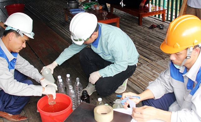 Cá, mực nuôi lồng bè chết bất thường ở cảng Vũng Áng - 3 Cán bộ chuyên môn của Sở TN-MT tỉnh Hà Tĩnh và Viện Công nghệ & Môi trường (Bộ TN-MT) lấy mẫu nước để đem đi phân tích, xác định nguyên nhân.