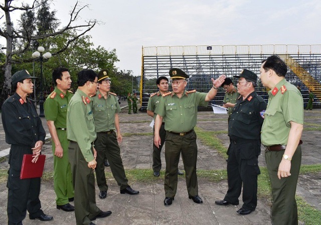 
Đại tá Đinh Hoàng Dũng - Giám đốc Công an Ninh Bình (đứng giữa giơ tay) chỉ đạo các đơn vị triển khai phương án bảo vệ lễ kỷ niệm 1.050 năm Nhà nước Đại Cồ Việt.
