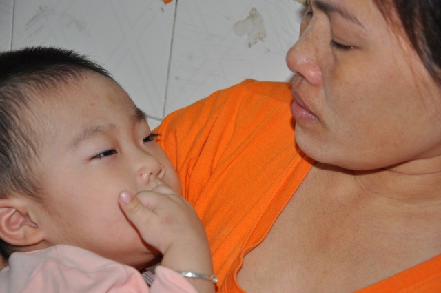 Sặc cháo, bé 3 tuổi bị tổn thương não trầm trọng - 3 Nhìn con, chị Hoài không cầm được nước mắt.