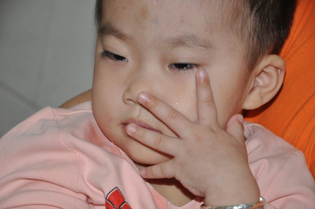 Sặc cháo, bé 3 tuổi bị tổn thương não trầm trọng - 5 Cô bé không còn chạy nhảy, nói cười như xưa.