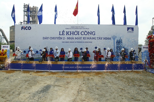 Khởi công Dây chuyền 2 - Nhà máy xi măng Tây Ninh có công nghệ tiên tiến nhất hiện nay - 2
Thứ trưởng Bộ Xây dựng Bùi Phạm Khánh, Phó Chủ tịch UBND tỉnh Tây Ninh Dương Văn Thắng, cùng các vị nguyên lãnh đạo và lãnh đạo các Bộ, Ban, Ngành và địa phương có liên quan đã tới dự lễ khởi công vào sáng nay (24/4).