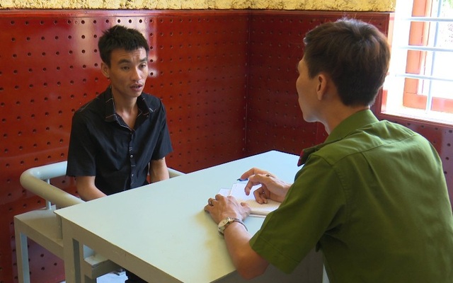 Thiếu tiền xài, con trai dọa tung ảnh nóng tống tiền cha ruột - 1 Đối tượng Nguyễn Thanh Phương tại cơ quan điều tra (ảnh: CTV)