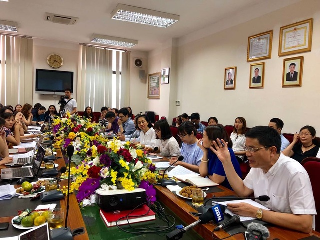 Bộ Y tế chuyển 6 vụ vi phạm an toàn thực phẩm sang cơ quan điều tra - 1 Ông Phong cho rằng phải công khai các hành vi vi phạm an toàn thực phẩm của các cơ sở sản xuất để tăng tính răn đe, để người dân có thể biết và tẩy chay các sản phẩm kém an toàn. Ảnh: Tú Anh