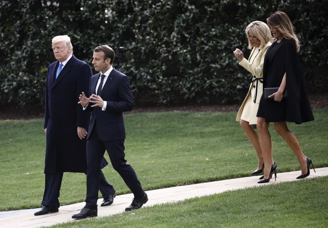 Mỹ bắn đại bác đón Tổng thống Pháp theo nghi thức cao nhất - 5 Tổng thống Macron là nhà lãnh đạo nước ngoài đầu tiên có chuyến thăm cấp nhà nước tại Mỹ kể từ khi Tổng thống Trump lên nắm quyền năm 2017. Ông Trump và ông Macron bắt đầu mối quan hệ bạn bè thân thiết từ một năm trước sau cuộc gặp tại Bỉ. (Ảnh: Reuters)