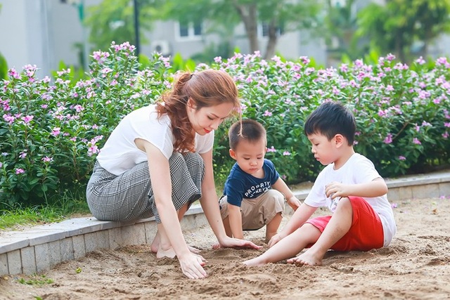 Cùng MC Đan Lê chọn lựa sân chơi hè lý tưởng cho con - 1 Dù bận rộn thế nào thì vợ chồng Đan Lê vẫn cố gắng dành những khoảng thời gian để vui chơi cùng con.