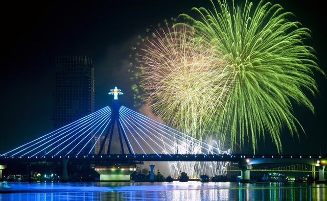 Top 3 địa điểm ngắm pháo hoa đẹp nhất Đà Nẵng - 1 Cầu sông Hàn luôn là địa điểm được du khách lựa chọn ( Ảnh: Internet)