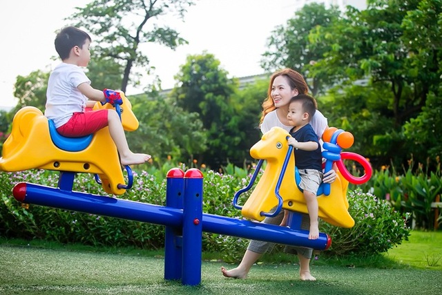 Cùng MC Đan Lê chọn lựa sân chơi hè lý tưởng cho con - 2 Chơi mà học là một phương pháp hay để con tiếp nhận mọi thứ thật tự nhiên, lý thú và hiệu quả - giống như cách phụ huynh ở các nước tiên tiến đã áp dụng ngay từ lúc trẻ còn rất nhỏ.