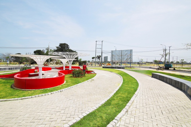 Đất xanh Miền Trung: Xây dựng hệ thống công viên theo tiêu chuẩn quốc tế - 2 Công viên dự án Lakeside Palace được hoàn thiện với lối đi bộ được ốp đá, nền khu sân chơi sơn Epoxy tiêu chuẩn, điểm nhấn công viên được lót gỗ ngoài trời và hệ mái vòm khung sắt sơn tĩnh điện màu. Thảm cỏ được phân bổ hài hòa giữa các lối đi bộ tôn lên nét sinh động của tổng thể công viên, đồng thời tạo nên gu thẩm mỹ riêng biệt cho dự án.