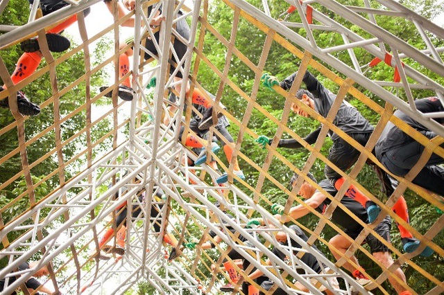 Kỳ nghỉ lễ 30/4 kỳ thú với game nhập vai thực tế ngoài trời lớn nhất miền Bắc - 3 Người chơi sẽ được thử cảm giác mạnh leo tường, vượt núi hệt như những anh hùng trong phim ảnh.
