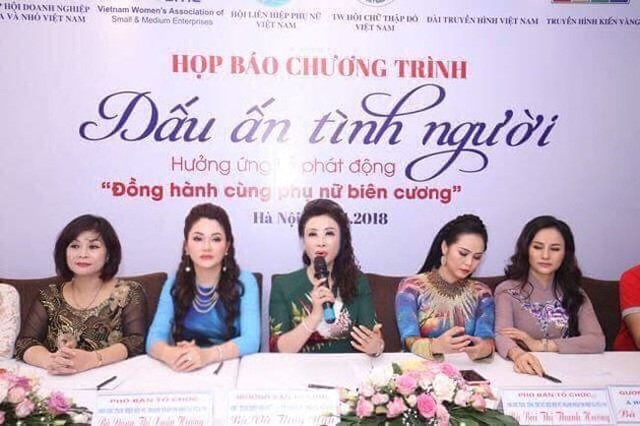 “Dấu ấn tình người” - Chương trình truyền hình thực tế trên sóng VTV9 - 1
Ban tổ chức trả lời báo chí: Bà Vũ Thúy Nga - Chủ tịch HH Nữ doanh nhân Doanh nghiệp nhỏ và vừa Việt Nam - Trưởng Ban Tổ chức