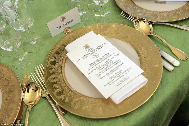 Đệ nhất phu nhân Melania Trump chuẩn bị quốc yến đầu tiên - 10
Thực đơn cho quốc yến gồm có bánh phô mai sữa dê, mứt cà chua, bánh quy bơ sữa, thịt cừu ăn kèm rau xà lách, cơm Jambalaya. Đồ uống gồm rượu sâm-panh. Món tráng miệng là bánh ngọt phết mật ong và kem. (Ảnh: AFP)