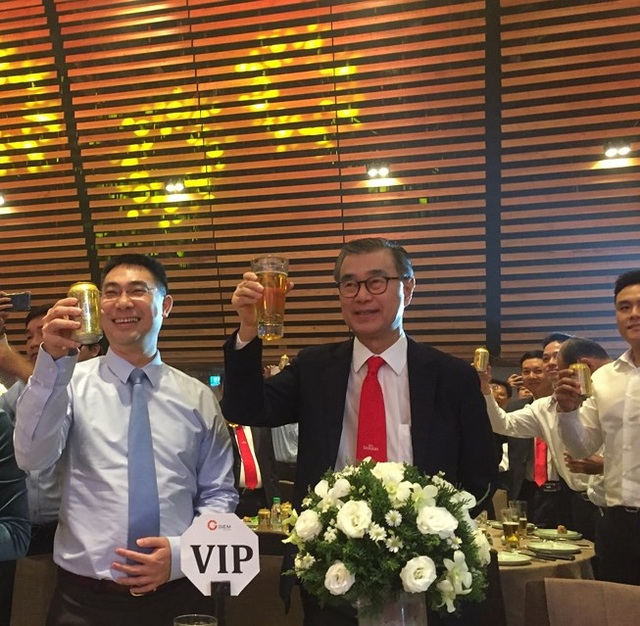 “Nhùng nhằng” khoản nộp 2.790 tỷ đồng của Sabeco: Vẫn chờ cổ đông? - 1
Ông Koh Poh Tiong (áo đen, giữa), tân Chủ tịch HĐQT Sabeco.