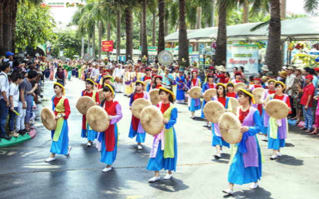 Về Suối Tiên dự Lễ hội Giỗ Quốc Tổ Hùng Vương và Đại Lễ 30/4-1/5/2018 - 2 Đoàn diễu hành 54 dân tộc ngập tràn màu sắc