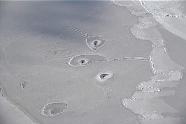 
Vòng tròn bí ẩn xuất hiện trên mặt băng ở Bắc Cực khiến NASA bối rối.

