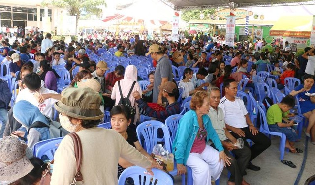 Hàng trăm loại bánh ngon phục vụ du khách trong những ngày lễ - 3 Người người chen chúc nhau tại lễ hội bánh dân gian Cần Thơ năm nay
