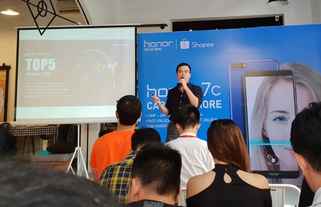 Honor tung smartphone "cam kép" giá 3,9 triệu đồng - 1 Đại diện Honor Việt Nam giới thiệu mẫu 7C