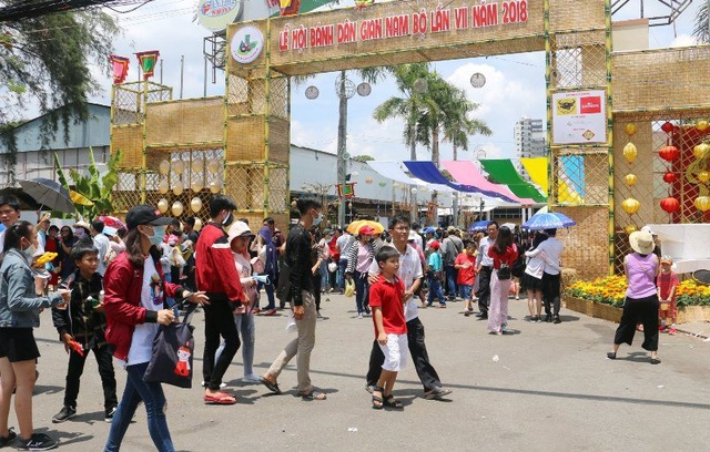 Hàng trăm loại bánh ngon phục vụ du khách trong những ngày lễ - 1 Đến 19h ngày 25/4 mới khai mạc lễ hội bánh dân gian năm 2018, nhưng trưa hàng ngàn du khách đã đổ về nơi diễn ra lễ hội để tham quan
