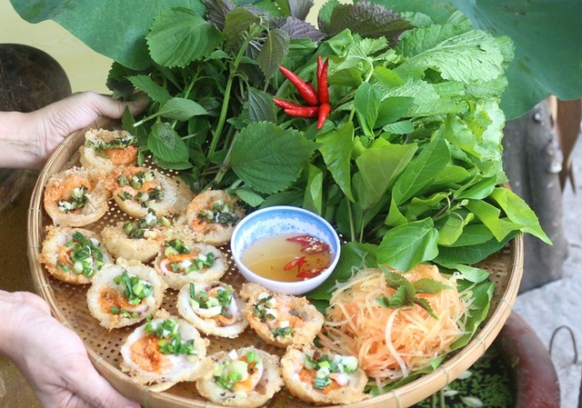 Hàng trăm loại bánh ngon phục vụ du khách trong những ngày lễ - 6 Bánh khọt