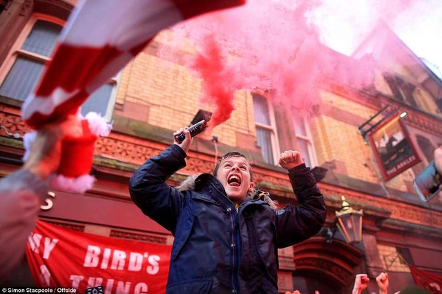 CĐV Liverpool nhảy lên xe cảnh sát, làm loạn trước trận gặp AS Roma - 5 CĐV Liverpool nhảy lên xe cảnh sát, làm loạn trước trận gặp AS Roma - 5