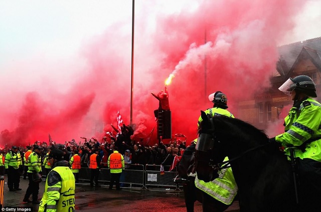 CĐV Liverpool nhảy lên xe cảnh sát, làm loạn trước trận gặp AS Roma - 6 CĐV Liverpool nhảy lên xe cảnh sát, làm loạn trước trận gặp AS Roma - 6