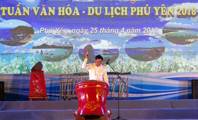Khai mạc Tuần Văn hóa - Du lịch Phú Yên năm 2018 - 1 Ông Huỳnh Tấn Việt - Bí thư tỉnh Phú Yên đánh trống khai mạc tuần Văn hóa - Du lịch 2018
