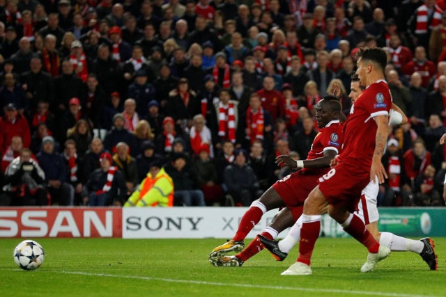 Những khoảnh khắc ấn tượng trong chiến thắng của Liverpool trước AS Roma - 15
Phút 56, Mane đệm bóng cận thành sau đường chuyền dọn cỗ của Salah. Tiền đạo người Senegal cuối cùng cũng đã ghi bàn