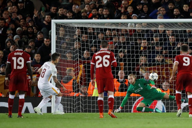 Những khoảnh khắc ấn tượng trong chiến thắng của Liverpool trước AS Roma - 20
Perotti rút ngắn tỉ số xuống 2-5 sau khi thực hiện thành công quả phạt 11m do Milner để bóng chạm tay trong vòng cấm địa