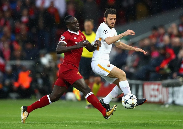 Liverpool 5-2 AS Roma: Bữa tiệc bàn thắng - 7
Mane (trái) liên tục bỏ lỡ những cơ hội ghi bàn ngon ăn